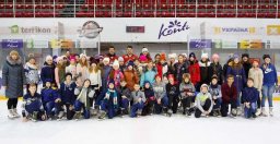 Юные фанаты ХК &laquo;Донбасс&raquo; из Ильиновки оказались на льду&hellip; вместе со своими кумирами