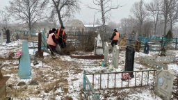 
Коммунальщики Константиновки убирают на городских кладбищах
