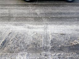 В Константиновке дороги посыпают невидимым песком