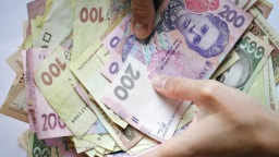 
От 12 тысяч гривен. Украинцы смогут получить одноразовую выплату: кто именно
