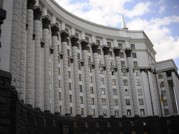 Кабмин анонсировал сокращение зарплат топ-чиновников на время пандемии коронавируса