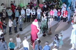 Праздники продолжаются: В Константиновке детям подарили &laquo;Новогодние чудеса&raquo;