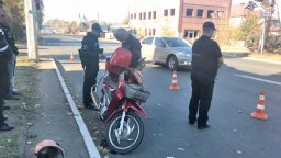 В Константиновке внедорожник сбил пожилую пару на скутере