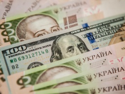 НБУ установил курс доллара на уровне 23,68 гривны