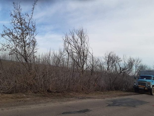 На дороге между Константиновкой и Покровском &laquo;латают&raquo; ямы: фотофакт