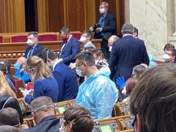 Депутаты в масках поддержали &laquo;антиколомойский&raquo; закон