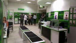 
ПриватБанк начал выплаты компенсаций украинцам: кто получит деньги от Красного Креста
