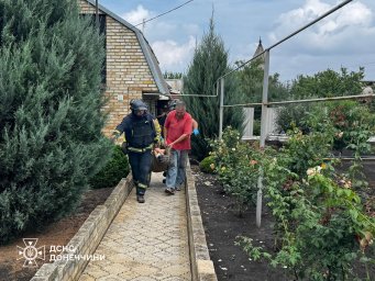 Обстріл Іллінівки: поранена жінка, пожежа та порятунок від рятувальників ВІДЕО