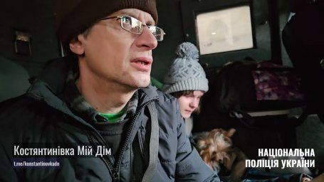 Дрон пробил служебный автомобиль: эвакуация семьи и пенсионерки из горящего города