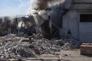 
Вчера в Константиновке горело предприятие после обстрела. Фото
