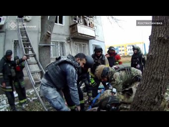 Костянтинівка: внаслідок авіаудару виникла пожежа у 9-поверхівці, загинула жінка, 6 людей поранено