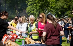 
Правила меняются. Какие страны урезают помощь украинским беженцам
