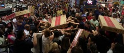 В &laquo;Черную пятницу&raquo;  американцы превращаются в первобытных людей