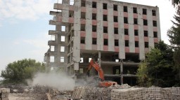 В Константиновке &laquo;неизвестные&raquo; разбирают здание завода &laquo;Автостекло&raquo;