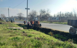 В Константинове коммунальщики очищают ливневую систему