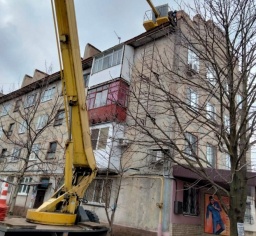 В Константиновке коммунальщики начали активно ремонтировать кровли