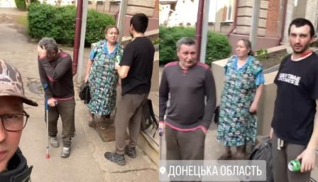 Трое жителей пешком вышли из Константиновки под обстрелами: волонтеры искали людей больше суток