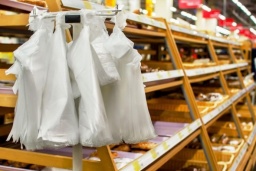 
С декабря в супермаркетах придется доплачивать за пакеты - эксперт
