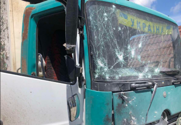 Ворожий дрон атакував Костянтинівку: поранені цивільні, знищено авто