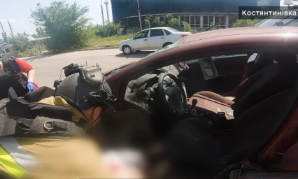 В Константиновке дрон попал в гражданское авто: спасатели вытащили раненого мужчину