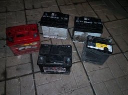 Полицейские Константиновки задержали похитителей аккумуляторов
