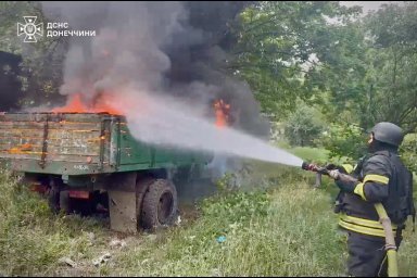 В Константиновке дрон попал в грузовик: возник пожар