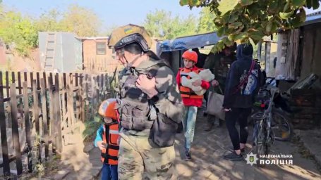 Евакуація дітей з Костянтинівки: у броніжелетах, з мамою та котом