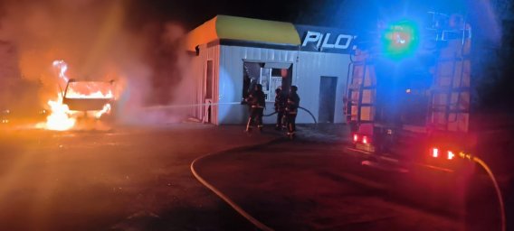 Враг атаковал Константиновку: поврежден автомобиль и здание АЗС