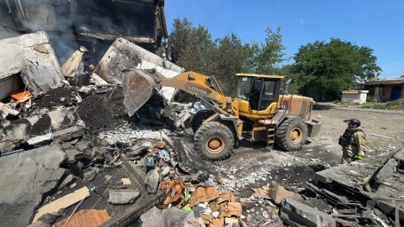 Под завалами после авиаудара: в Константиновке продолжаются спасательные работы