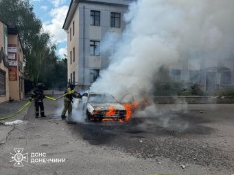 ДСНС ліквідувала пожежу після ворожого удару по Костянтинівці: загинули двоє людей
