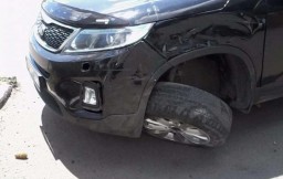 Знамение или предостережение: ДТП Напротив исполкома Константиновки уничтожило крупную ель