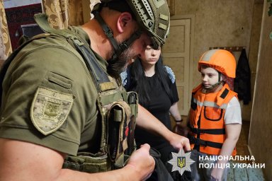 Полицейские из Константиновки спасли беременную женщину и ребенка под ударами КАБов