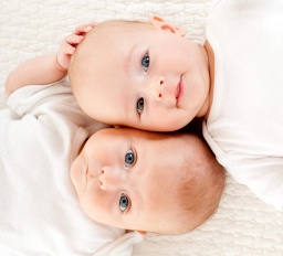 Двоим близняшкам из Константиновки необходима помощь горожан