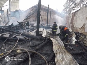 
Спасатели показали последствия удара по Константиновке и Покровску
