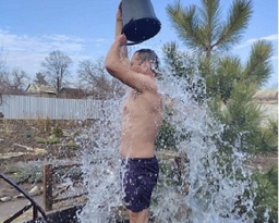 
Молодые люди в Константиновке вместо купания в проруби обливались холодной водой
