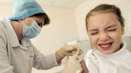 Родителям-отказникам от прививок запрещают приводить детей в детский сад